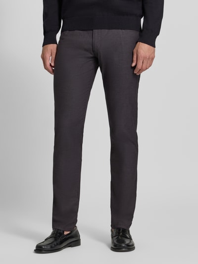 Männermodel trägt Straight Fit Hose aus Baumwoll-Mix Modell 'Yarn' von bugatti in Dunkelgrau, 5-Pocket-Design, Nahaufnahme Oberkörper.