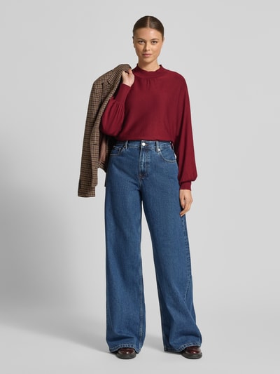 Frauenmodel trägt Relaxed Fit Pullover aus Viskose-Mix in Strick-Optik von Zero in Dunkelrot mit Stehkragen, elastischen Abschlüssen, Ganzkörperansicht von vorne. Rückenlänge 60 cm, Ärmellänge 64 cm, Damen Pullover.