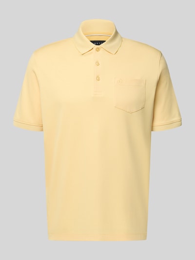 Produktfoto, Regular Fit Poloshirt mit Brusttasche und Label-Stitching von bugatti in Hellgelb mit Polokragen, Knopfleiste und glatter Textur.