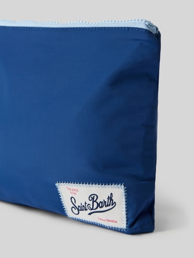 Produktfoto, Tasche mit Logo-Detail Modell 'Parwasy' von MC2 Saint Barth aus blauem Material mit Hauptfach und Reißverschluss, Schlaufe, Maße 25x20x1 cm, Schulterriemen 14 cm.
