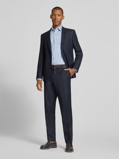 Männermodel trägt Slim Fit Businesshemd aus reiner Baumwolle von Jake*s in Weiß mit blauen Streifen, navy Anzug, Ganzkörperansicht von vorne.