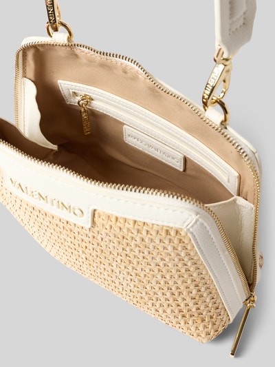 Produktfoto, Handtasche mit Label-Applikation Modell 'DEMETRA' von VALENTINO BAGS, Hauptfach mit Reißverschluss, Schulterriemen, Breite 25 cm, Länge 17 cm, Tiefe 9 cm, Länge Schulterriemen 122 cm, beige mit Korbgeflecht-Textur und glatten weißen Akzenten