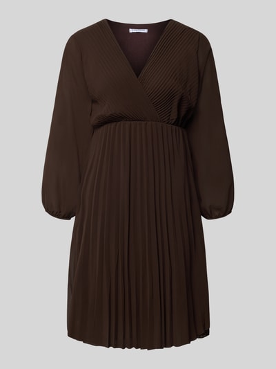 Produktfoto, braunes Freizeitkleid mit V-Ausschnitt und Plisseefalten, A-Linie, Modell 'Im44sa' von ZABAIONE, fließender Stoff