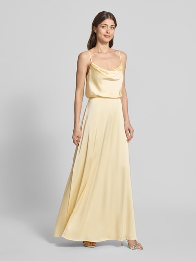 Frauenmodel trägt Abendkleid aus Satin mit Spaghettiträgern von Hey Kyla in zartem Gelb, taillierte Passform, Ganzkörperansicht von vorne.