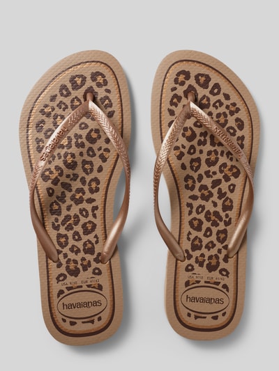 Productfoto, teenslippers met bruin/beige ondergrond en all-over dierenmotief, comfortmodel, slim fit model 'ANIMALS' van Havaianas, labeldetail, hakhoogte maat 39/40: 1 cm.