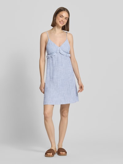Frauenmodel trägt ausgestelltes Freizeitkleid aus Viskose-Leinen-Mix Modell 'SIESTA MW' von Only mit Two Tone Optik, Streifenmuster, Mini-Länge, tiefem V-Ausschnitt und Spaghettiträgern, Ganzkörperansicht von vorne.