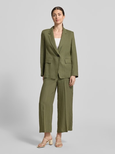 Kobiece modelka ma na sobie Regular Fit Blazer aus Leinen Modell 'VINCITA' od EMME, oliwkowy len, kołnierz z połami, zapięcie na guzik, kieszenie z patką, długość tyłu w rozmiarze 36: 68 cm, szerokość w rozmiarze 36: 48 cm, długość rękawów w rozmiarze 36: 64 cm, pełny widok z przodu