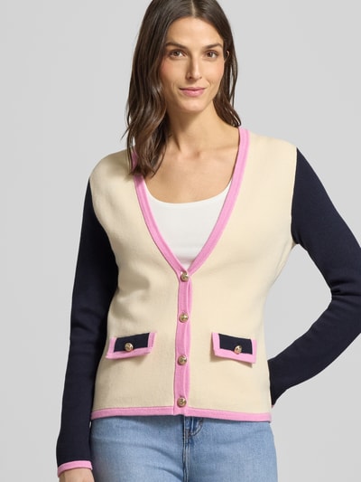 Modelka nosi Regular Fit Cardigan aus reiner Baumwolle von Christian Berg Woman, imitacja dzianiny, ozdobne guziki, dekolt w serek, przód z kolorowymi lamówkami, krój regular fit, długość tyłu w rozmiarze S: 60 cm, długość rękawa w rozmiarze S: 64 cm, widok całej sylwetki z przodu.