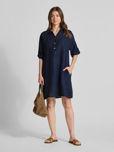 Frauenmodel trägt Knielanges Leinenkleid mit Knopfleiste Modell 'Al44inii' von ZABAIONE, dunkelblau, Gerader-Schnitt, Hemdblusenkragen, Ärmel mit Aufschlag, Ganzkörperansicht von vorne.