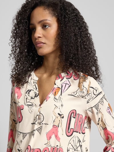 Vrouwenmodel draagt Blusenshirt met V-hals van Milano Italy, zuiver viscose, los model, met circusprint, Nahaufnahme bovenlichaam.