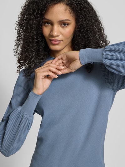 Kobiece modelka nosi Regular Fit Bluzka z mieszanki wiskozy ze stójką od zero, perforowanie, długie rękawy, elastyczne zakończenia, długość tyłu 53 cm, długość rękawów 65 cm, niebieski kolor, tekstura gładka i ażur, zbliżenie na górną część ciała.