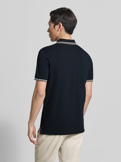Männermodel trägt Regular Fit Poloshirt mit Kontraststreifen von Christian Berg Men aus Reine Baumwolle, Rückansicht Ganzkörperansicht.