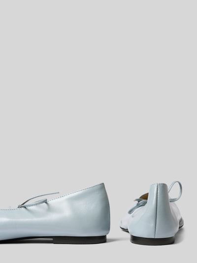 Productfoto, Ballerinas aus Leder mit Schnürung Modell 'Sway' van ALOHAS, gecoat leer, vierkant model, licht gestructureerde zool, lichtblauw, hakhoogte maat 40: 1 cm, schachthoogte: 6 cm, schachtbreedte: 20 cm.