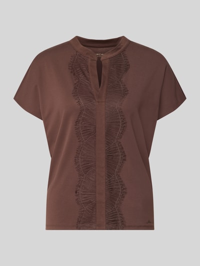 Produktfoto, Regular Fit Bluse aus Baumwoll-Mix mit Spitzenbesatz von Marc Cain in Braun, Serafino-Ausschnitt, kurze Ärmel, glatte Struktur