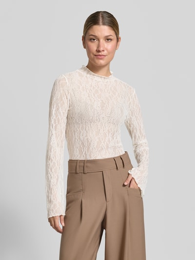 Vrouwenmodel draagt Slim fit blouse in kantlook van comma, crèmekleur, opstaande kraag, blouse met lange mouwen, ruglengte maat 36: 52 cm, voorkant bovenlichaam-nahaufnahme.