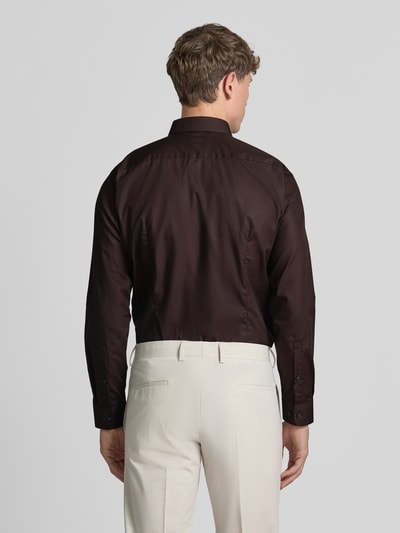 Mannenmodel draagt Slim Fit Business-Hemd mit Kentkragen van Jake*s, puur katoen, knoopsluiting, ruglengte maat 39/40: 79 cm, schouderbreedte: 45 cm, mouwlengte: 67 cm, zakelijke stijl, effen donkerbruin, gladde textuur, volledige lichaamsweergave achteraan.