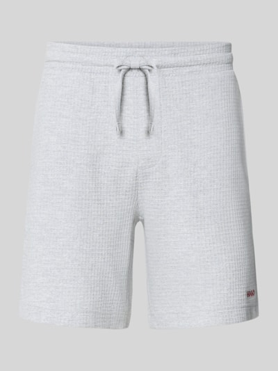 Produktfoto, hellgraue Regular Fit Sweatshorts aus Baumwoll-Mix Modell 'AUSTIN' von HUGO, Struktur mit feiner Waffel-Textur, Herren Sweatshorts.