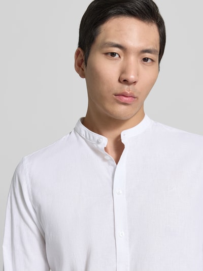 Männermodel trägt wit slim fit vrijetijdsoverhemd van mix van zijde en katoen, opstaande kraag, labelstitching, knoopsluiting, ruglengte 68 cm, schouderbreedte 48 cm, mouwlengte 68 cm, Slim Fit Freizeithemd mit Stehkragen Modell 'Anton' van Casual Friday, nahaufnahme bovenlichaam