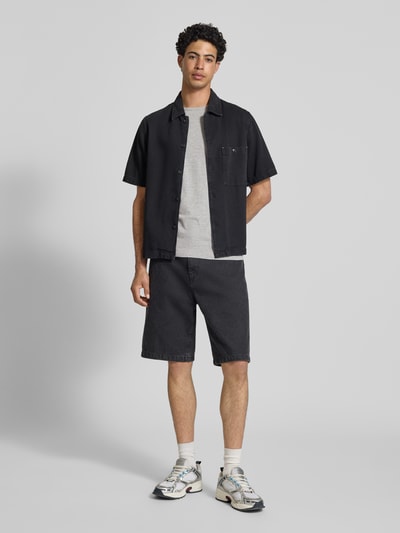 Männermodel trägt Slim Fit T-Shirt aus Baumwoll-Mix Modell 'ORIGINAL BASIC 3' von Pepe Jeans in Melange-Optik, Label-Schriftzug, Ganzkörperansicht von vorne.