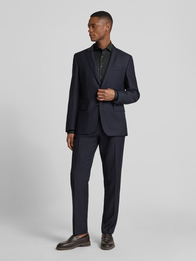 Männermodel trägt Slim Fit Businesshemd aus Baumwolle mit Kentkragen von OLYMP Level Five, Baumwoll-Elasthan-Mix, Ganzkörperansicht von vorne.