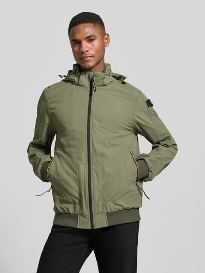 Männermodel trägt Jacke mit Kapuze und Reißverschlusstaschen von PME Legend in Olivgrün mit Stretch-Anteil, Ganzkörperansicht von vorne.