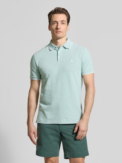 Männermodel trägt Slim Fit Poloshirt aus Baumwoll-Mix von Polo Ralph Lauren, Optik: unifarben, Muster: gestreift, Logo-Detail, Polokragen, V-Ausschnitt, kurze Knopfleiste, Kurzarm, Ärmelabschluss gerippt, Rumpfabschluss mit Seitenschlitzen, asymmetrisch, Materialverarbeitung: Piqué, Ganzkörperansicht von vorne.