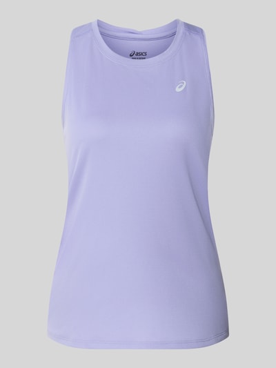 Frauenmodel trägt Tanktop mit Rundhalsausschnitt Modell 'CORE' von ASICS TIGER in hellem Flieder, reflektierender Logo-Print, Regular Fit, Ganzkörperansicht von vorne.