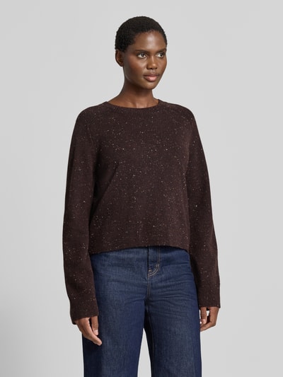 Frauenmodel trägt Wollpullover aus Schurwoll-Mix von Lanius, dunkelbraun mit heller Melierung, lockere Passform, Nahaufnahme Oberkörper. Damen Wollpullover, Schurwoll-Baumwoll-Mix, Rundhalsausschnitt, gerippte Abschlüsse.