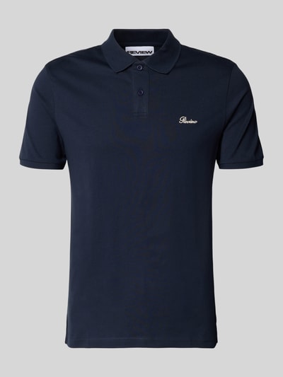 Produktfoto, Slim Fit Poloshirt mit Label-Stitching von REVIEW in Dunkelblau aus reiner Baumwolle, Knopfleiste, Rückenlänge 66 cm bei Größe M