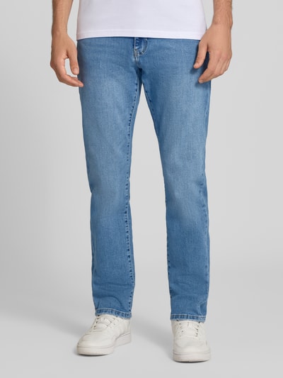 Männermodel trägt Regular Fit Jeans aus Baumwoll-Mix Modell 'WEFT' von ONLY in hellem Blau, glatte Textur, Ganzkörperansicht von vorne, Herren Jeans von ONLY & SONS.