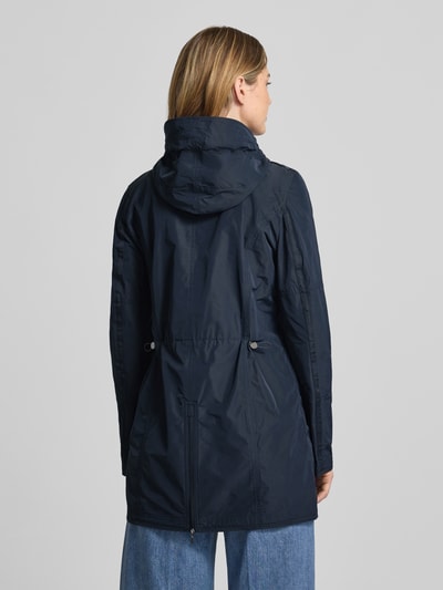 Vrouwenmodel draagt 'Jacke mit Kapuze und Pattentaschen' van Gil Bret in donkerblauw met getailleerde fit, capuchon, klepzakken, ruglengte 80 cm, schouderbreedte 36 cm, borstwijdte 44 cm, mouwlengte 65 cm, volledig zicht van achteren.