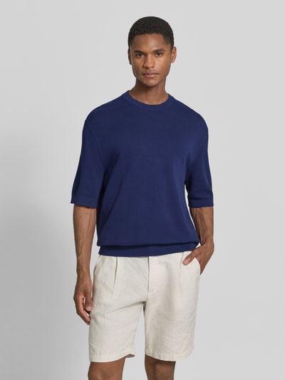 Męski model nosi Relaxed Fit T-Shirt aus reiner Baumwolle Modell 'TORINO' od SELECTED HOME w strukturowanym splocie, granatowy, widok z przodu, ujęcie całej sylwetki.
