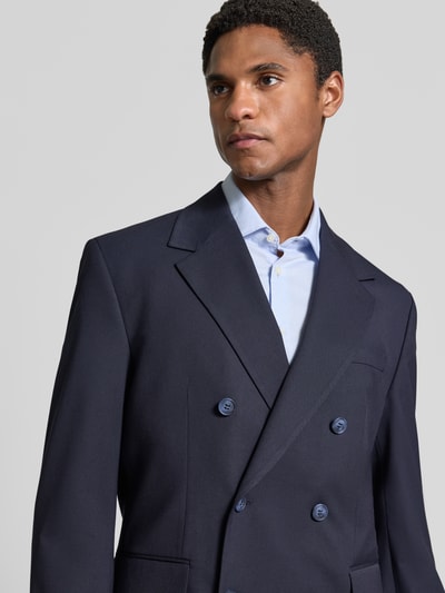 Männermodel trägt Relaxed Fit Anzugsakko mit Viskose-Anteil Modell 'LIAM' von Selected, unifarben, Nahaufnahme Oberkörper.