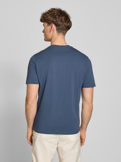 Męski model nosi Regular Fit T-Shirt mit Logo-Print od SERGIO TACCHINI, czysta bawełna, krój regular fit, widok całej sylwetki z tyłu.