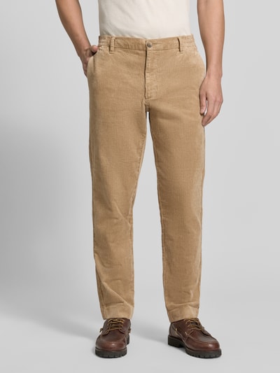 Männermodel trägt Tapered Fit Cordhose aus reiner Baumwolle Modell 'LEROY' von Selected in Beige, mittelbreite Rippenstruktur, Ganzkörperansicht von vorne. Herren Cordhose von Selected.