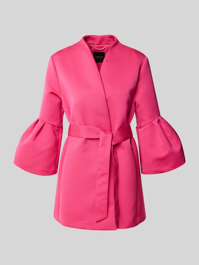 Produktfoto, Blazer mit ausgestellten Ärmelabschlüssen von Marc Cain in sattem Pink, Taillierte Passform, Stehkragen, Abnehmbares Stoffband, 3/4-Arm, Rückenlänge 82 cm, Brustweite 52 cm, Ärmellänge 49 cm, glatte Textur