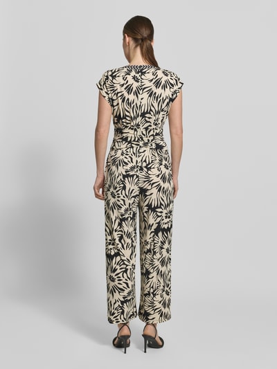 Vrouwenmodel draagt Jumpsuit met V-hals en steekzakken van ROBE LÉGÈRE, materiaalmix met stretch, getailleerd model, all-over look, ruglengte maat 36: 40 cm, borstwijdte maat 36: 46 cm, totale lengte maat 36: 143 cm, binnenbeenlengte maat 36: 67 cm. Ganzkörperansicht Rückansicht.