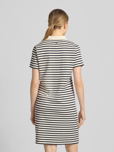 Frauenmodel trägt Knielanges Kleid mit Polokragen Modell 'Travissa' von JOOP!, Reine Baumwolle, Gerader-Schnitt, Knopfleiste, Streifenmuster, Ganzkörperansicht Rückansicht.