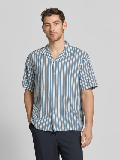 Männermodel trägt Relaxed Fit Freizeithemd aus Bio-Baumwoll-Modal-Mix Modell 'RELAXAIR' von SELECTED HOMME, Optik: Unifarben, Kurzarm, durchgehende Knopfleiste, Reverskragen, Ganzkörperansicht von vorne.