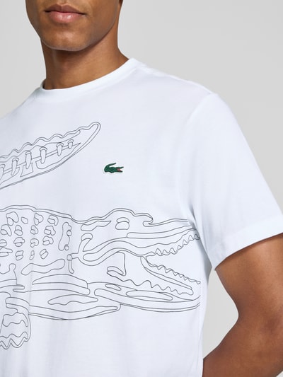 Mężczyznę model nosi Regular Fit Sport-T-Shirt aus Baumwoll-Mix von Lacoste, biały kolor, nadruk, Herren Sport-T-Shirt von Lacoste Sport, zbliżenie na górną część ciała