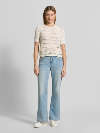 Frauenmodel trägt Straight Fit Jeans im 5-Pocket-Design Modell 'Marlena' von MOS MOSH aus elastischem Baumwoll-Mix, hellblau, Ganzkörperansicht von vorne.