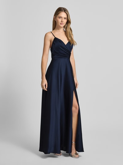 Frauenmodel trägt Abendkleid aus Satin mit Spaghettiträgern von Laona in Dunkelblau, taillierter Schnitt, Maxikleid, V-Ausschnitt, Ganzkörperansicht von vorne.