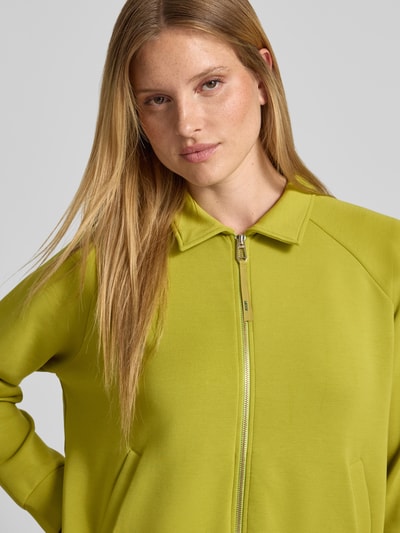 Vrouwenmodel draagt JOOP! sweatjack met Materiaalmix en modaal, relaxed fit, platte kraag, tweewegritssluiting, Steekzakken, Tunnelkoord, Model 'Taimi', Nahaufnahme bovenlichaam