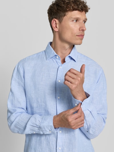Männermodel trägt Regular Fit Business-Hemd aus Leinen mit Kentkragen von SEIDENSTICKER, hellblau, feine Leinenstruktur, Nahaufnahme Oberkörper. Rückenlänge 79 cm, Schulterbreite 46 cm, Ärmellänge 67 cm bei Größe 40, Knopfleiste.