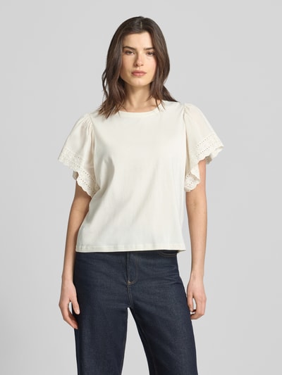 Vrouwenmodel draagt Regular Fit blouse met bloemen stitching model 'Lima' van Mustang, puur katoen, blouse met korte mouwen, ronde hals, logopatch, ruglengte maat S 53 cm, voorkant volledige lichaamsopname.