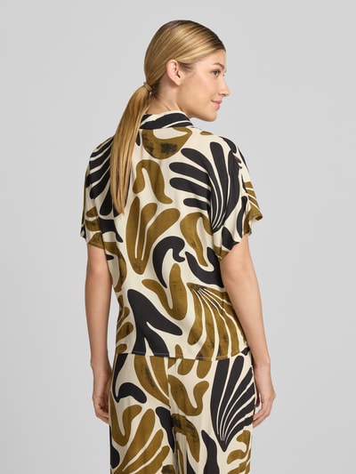 Frauenmodel trägt Regular Fit Bluse aus Viskose mit Knotendetail Modell 'FELDI' von Soyaconcept, Allover-Look in Beige, Braun und Schwarz, verdeckte Knopfleiste, Hemdblusenkragen, Rückenlänge bei Größe S 54 cm, Ärmellänge 10 cm, fließende Textur, Ganzkörperansicht Rückansicht.