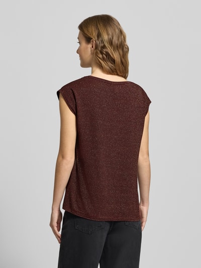Frauenmodel trägt Regular Fit Shirt aus Viskose-Mix Modell 'BILLO' von Pieces in uni schimmernder Optik mit Streifen, Rückansicht.