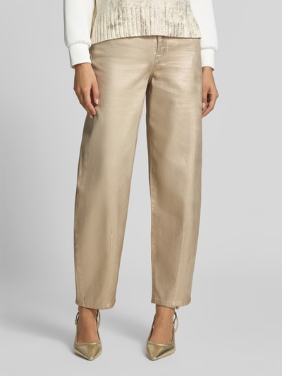 Frauenmodel trägt Straight Fit Jeans aus Baumwoll-Mix in glänzender Optik von Marc Cain, beige Farbe, Eingriffs- und Gesäßtaschen, Nahaufnahme Oberschenkel, elastischer Stoff.