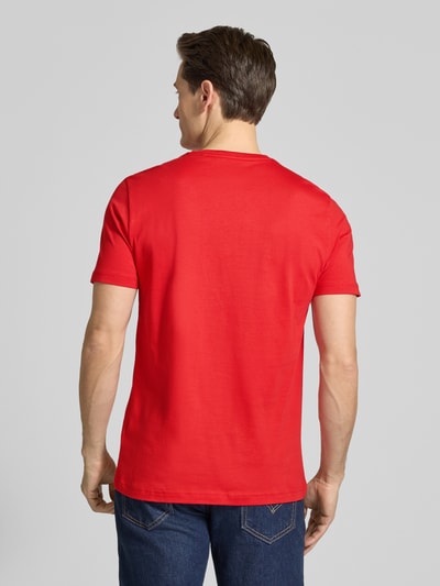 Mężczyzna nosi Regular Fit T-Shirt mit Logo-Print von Christian Berg Men z czystej bawełny, czerwony, gładka tekstura, Ganzkörperansicht Rückansicht.
