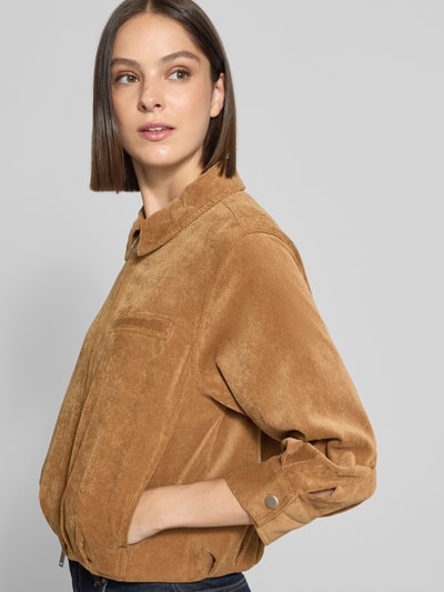 Frauenmodel trägt Regular Fit Blouson mit Ballonsaum Modell 'Hamona' von OPUS in warmem Braunton, samtige Struktur, Nahaufnahme Oberkörper, Damen Bomberjacke / Blouson.